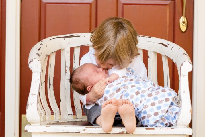 Come si gestisce l'arrivo in casa di un neonato quando si ha già un bambino in casa altrettanto piccolo? - Bodee